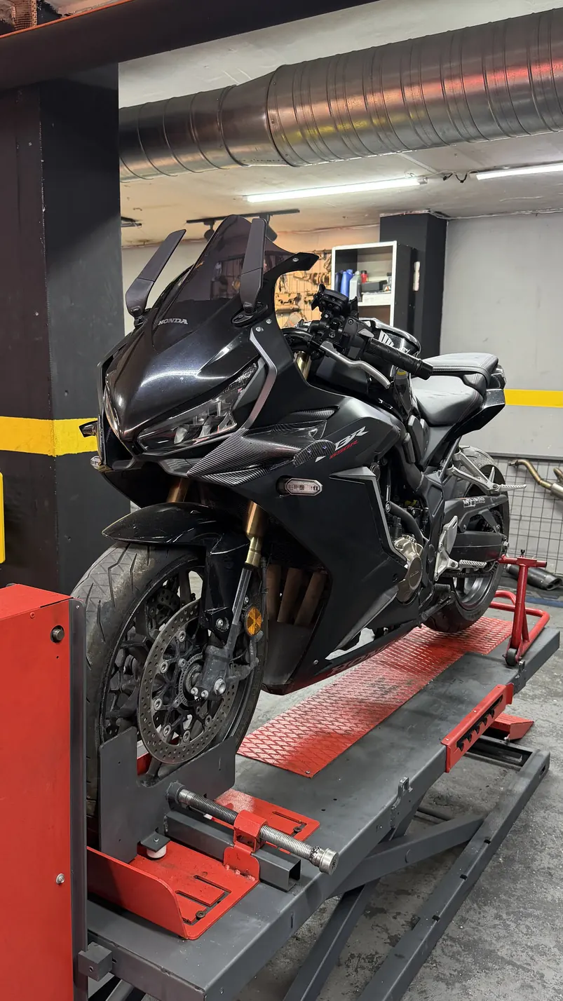 Mel1h Motors 34 servis liftindeki Honda motosiklet