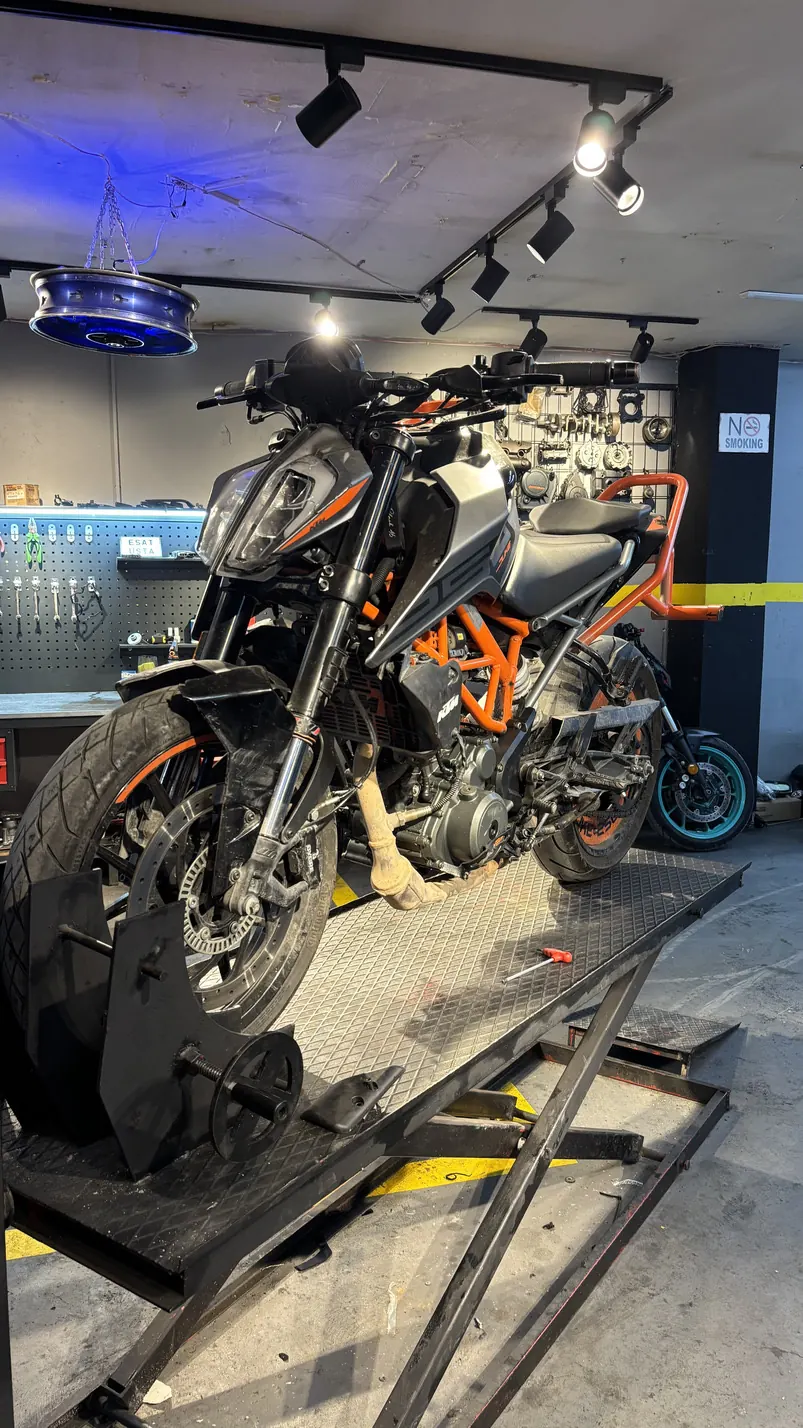 Mel1h Motors 34 servis liftinde bakımı yapılan KTM motosiklet