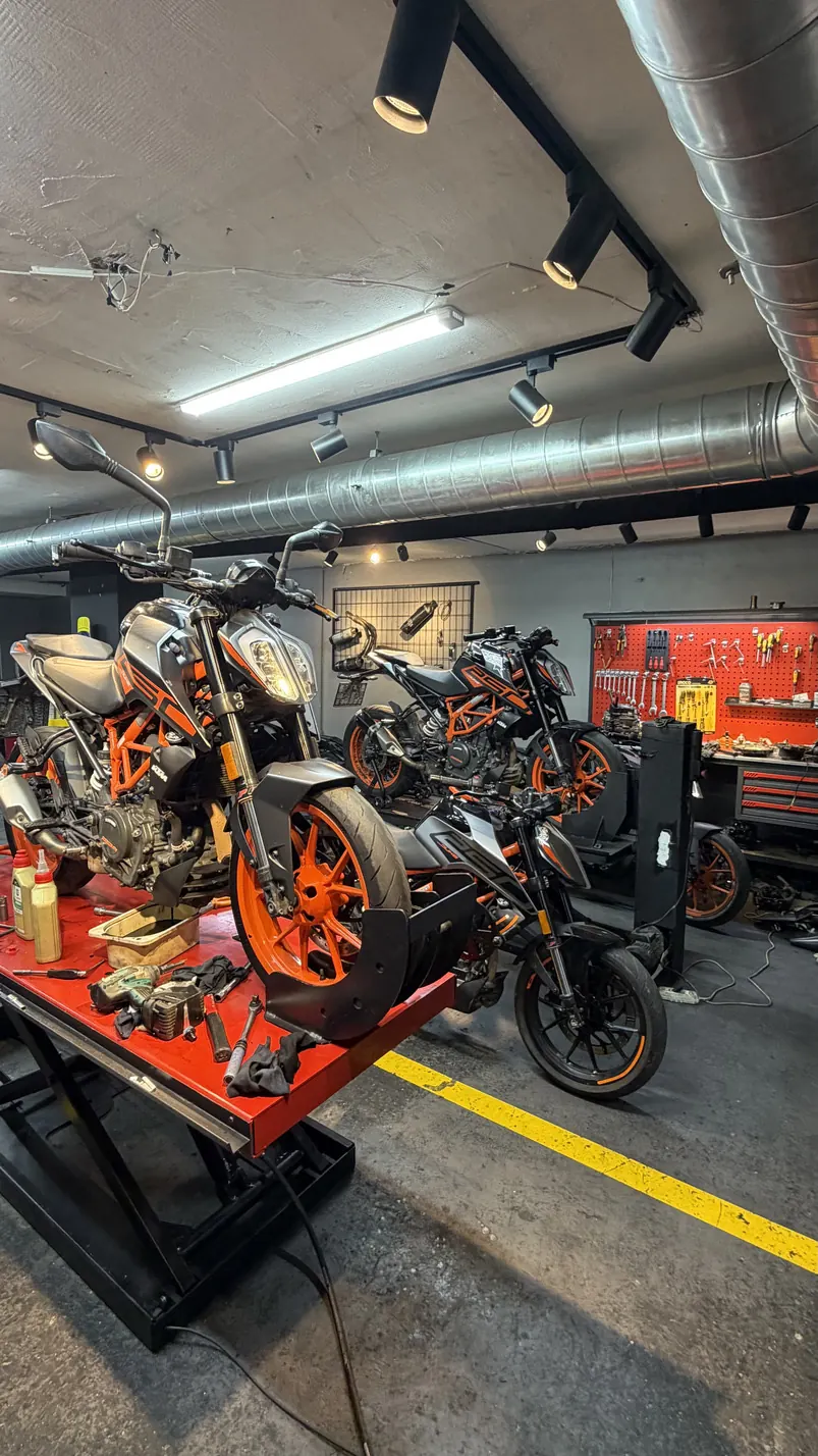 Mel1h Motors 34 tamirhanesinde bakım sırasındaki motosikletler