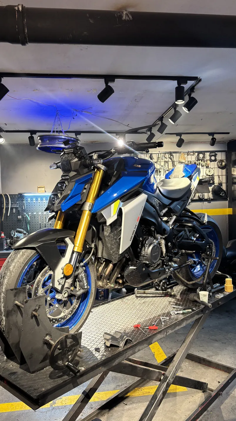 Mel1h Motors 34 servis liftinde bakımı yapılan Suzuki motosiklet