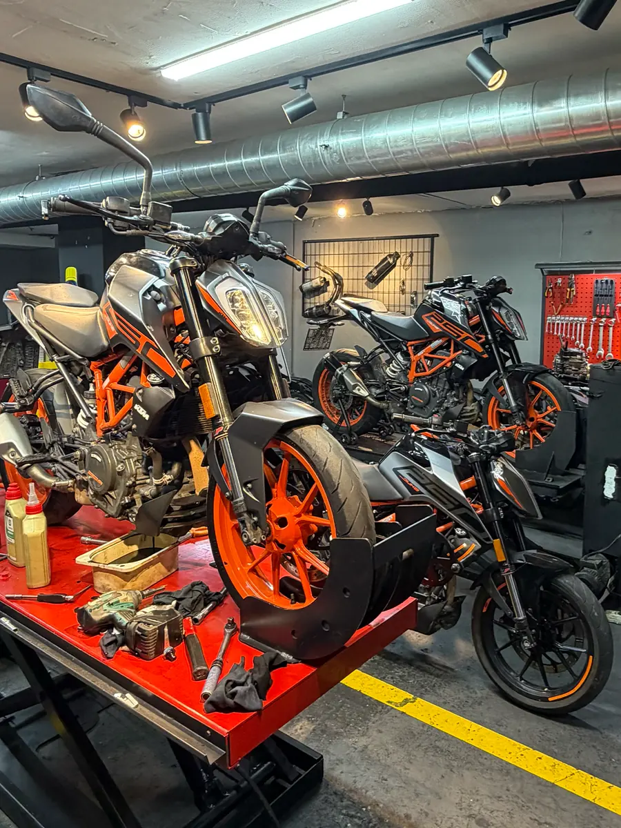 Esenyurt motosiklet tamir servisi lift üzerindeki motosiklet