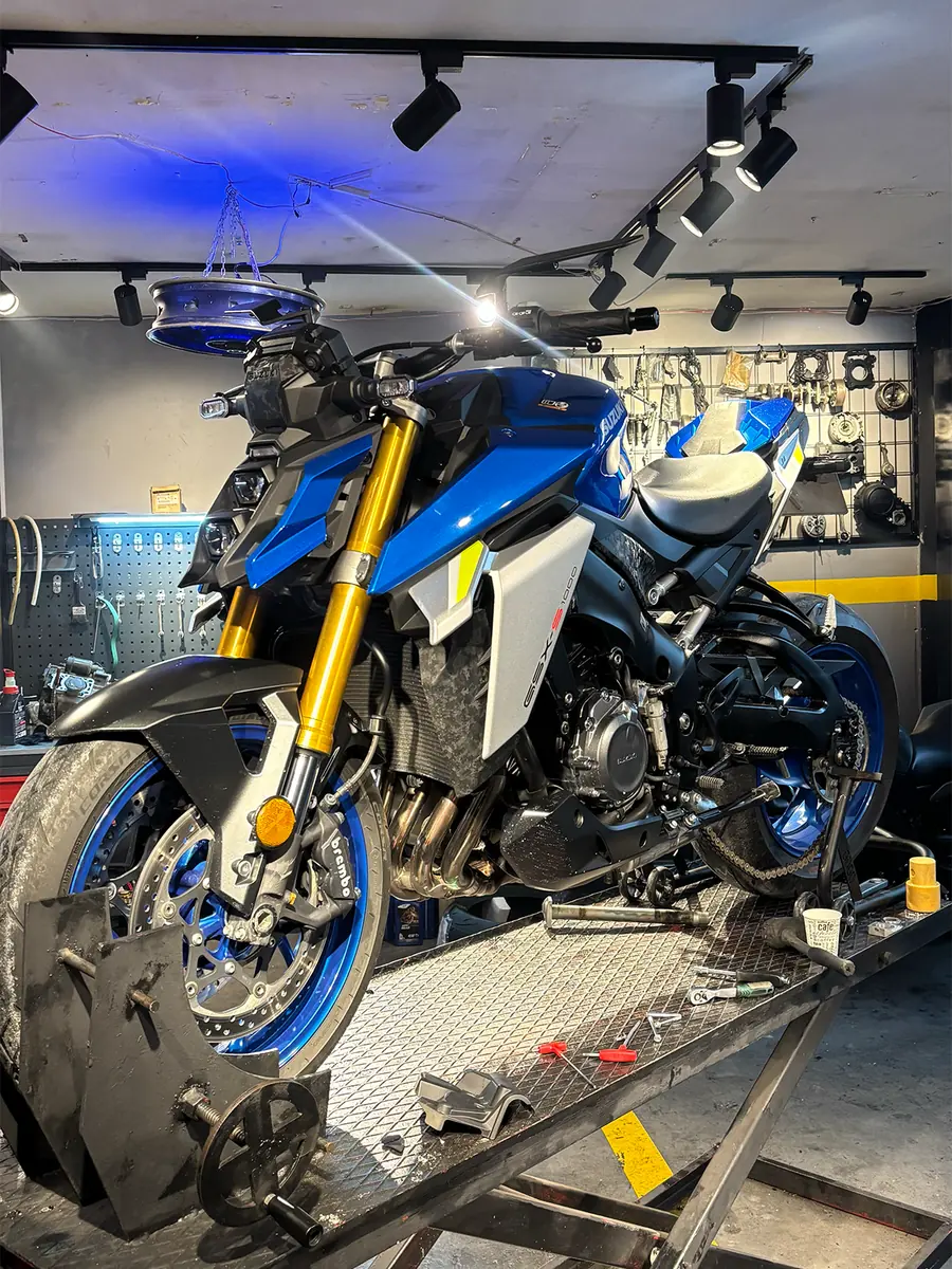 Motosiklet ustası donanımlı servis tezgahı ve profesyonel el aletleri